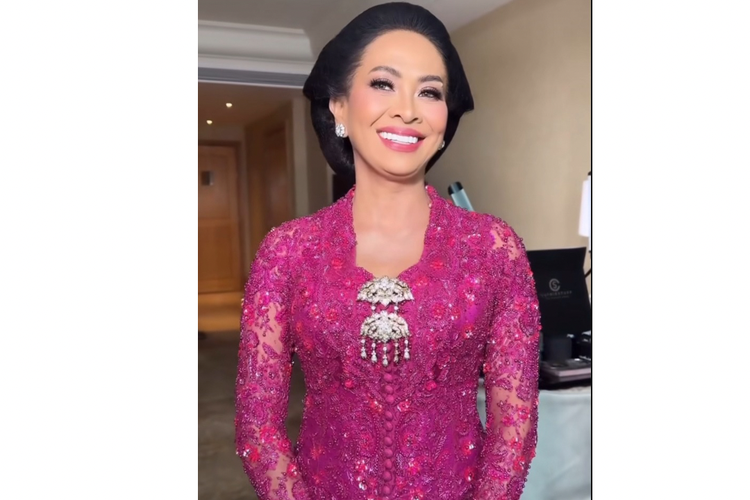 Saat menghadiri ngunduh mantu Al Ghazali dan Alyssa Daguise, Risa Dewi tampil anggun berkebaya fuchsia. Simak selengkapnya.