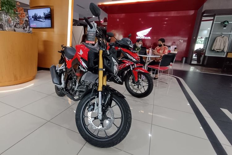 Ilustrasi motor sport di diler motor Honda