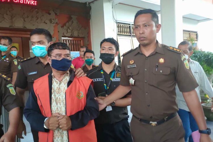 Kejaksaan Negeri (Kejari) Buleleng menahan tersangka kasus dugaan korupsi LPD Anturan, Kabupaten Buleleng, Bali. 