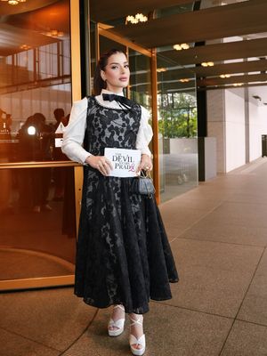 Tasya Farasya tampil elegan dengan gaun couture hitam-putih saat mewawancarai Meryl Streep dan Anne Hathaway, penuh detail klasik modern.
