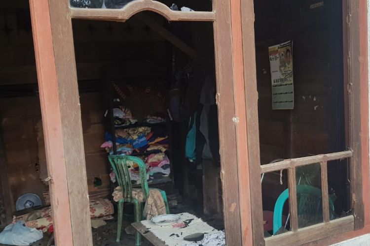 Rumah Faizal di Jalan Jati Kelurahan Pendopo Kecamatan Pendopo, Kabupaten Empat Lawang, Sumatera Selatan dirusak keluarga dari korban Faisol yang tewas ditusuk menggunakan tombak.

