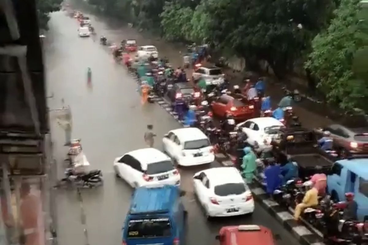 Arus lalu lintas di Jalan Raya Tanjung Barat, Jakarta menuju arah Depok terpantau macet imbas banjir setinggi sekitar 20 cm di sisi Stasiun Tanjung Barat.