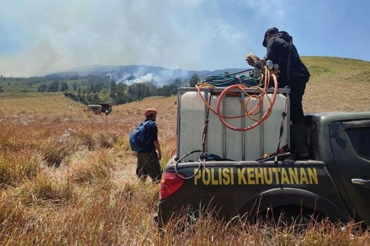 Tandon air yang dibawa dengan mobil pikap dan disambung selang digunakan untuk upaya pemadaman di kawasan Bromo.
