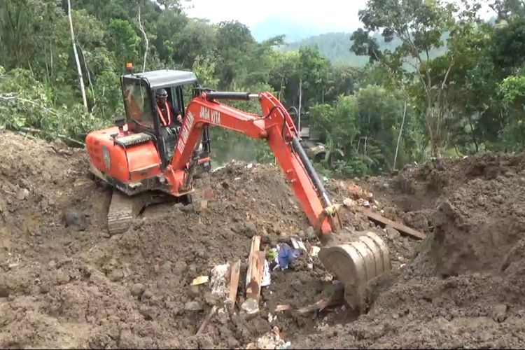 #---Alat berat melakukan upaya pencarian korban di titik lokasi salah satu rumah yang hilang tertimbun tanah longsor, Kamis (22/05/2025)---#