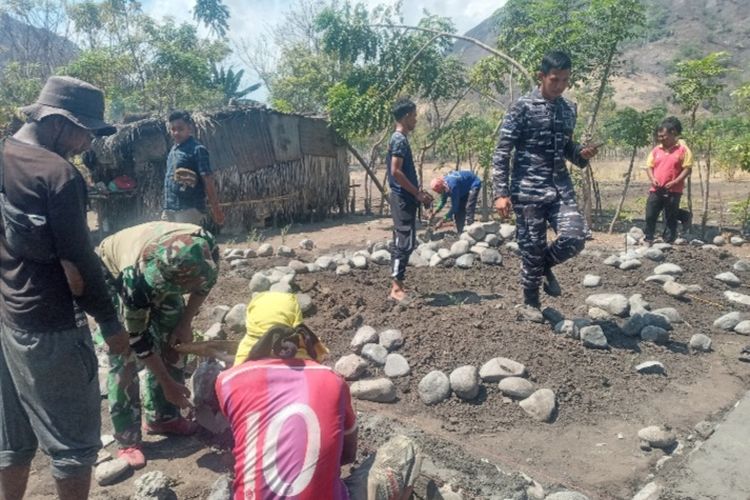 Foto: Pembangunan rumah Anastasia Sao di Dusun Mageloo, Desa Reroroja, Kabupaten Sikka, Nusa Tenggara Timur (NTT).