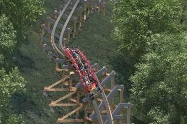 Roller Coaster dari kayu pertama dan tercepat di dunia akan hadir tahun 2016 di Taman Hiburan Dollywood.