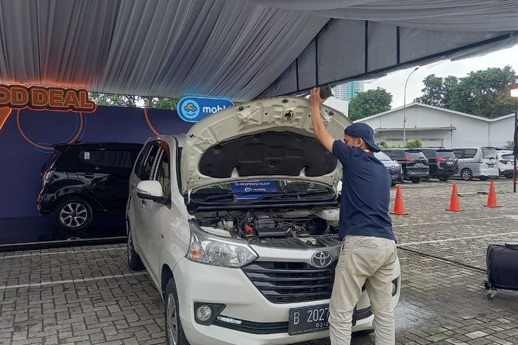 Inspeksi mobil bekas yang disediakan mobbi pada Indonesia International Motor Show (IIMS) 2023