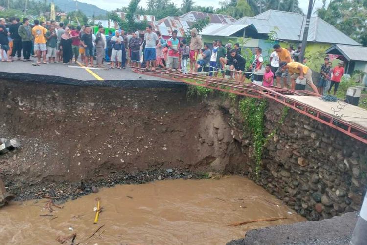 Jalan yang tepat berada di sisi jembata Monano amblas tergerus alira sungai di Kecamatan Bone Kabupaten Bone Bolango. Amblasnya tanah ini mengakibatkan jalan Trans SUlawesi yang menghubungkan Gorontalo dan Sulawesi Utara di sisi selatan putus.