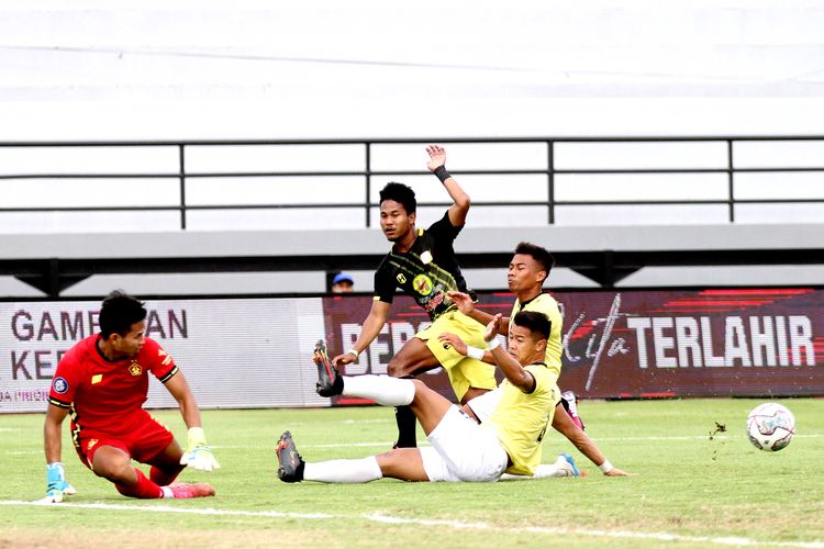 Pemain muda Barito Putera Bagas Kaffa saat pertandingan pekan 32 liga 1 2021-2022 melawan Persik Kediri yang berakhir dengan skor 0-2 di Stadion Kapten I Wayan Dipta Gianyar, Sabtu (19/3/2022) sore.
