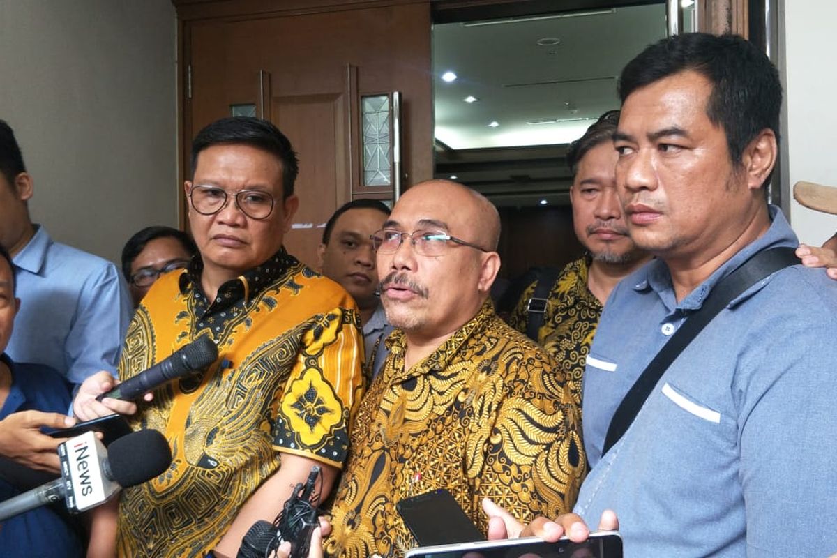 Salah satu penggugat class action (kanan abu-abu), Rudi bersama anggota tim advokasi Azaz Tigor Nainggolan (batik, tengah)  di PN Jakarta Pusat, Senin (3/2/2020).