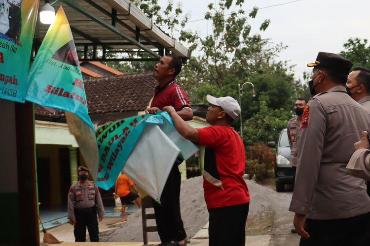 Kapolres Sukoharjo AKBP Wahyu Nugroho Setyawan dan jajaran menyaksikan penurunan spanduk Khilafatul Muslimin di Polokarto, Sukoharjo, Jawa Tengah, Kamis (9/6/2022).