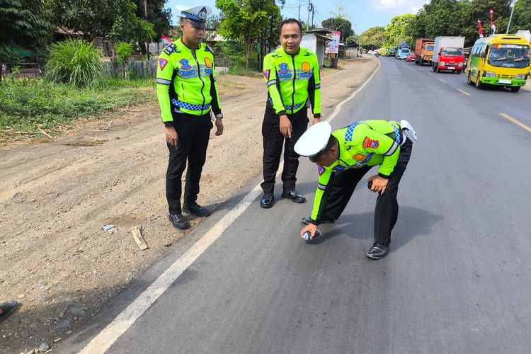 Aparat Polres Situbondo olah TKP dalam peristiwa truk menabrak sepeda motor di Jalan Pantura Asembagus Kabupaten Situbondo Provinsi Jawa Timur, Kamis (1/8/2024).