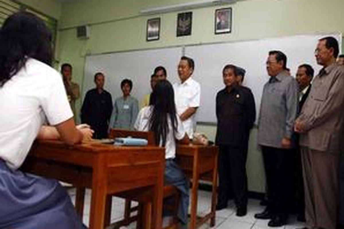 Wakil Presiden, Boediono bersama Menteri Pendidikan Nasional, M Nuh (tiga kanan), Menko Kesejahteraan Rakyat, Agung Laksono (dua kanan) dan Menteri Agama Suryadharma Alie (kanan) meninjau pelaksanaan Ujian Nasional (UN) di SMA Negeri 70, Jakarta Selatan. Senin (22/3/2010). Pelaksanaan UN juga serentak terjadi di SMA/SMK/MA seluruh Indonesia pada hari ini hingga Jumat (26/3/2010) mendatang. KOMPAS IMAGES/DHONI SETIAWAN
