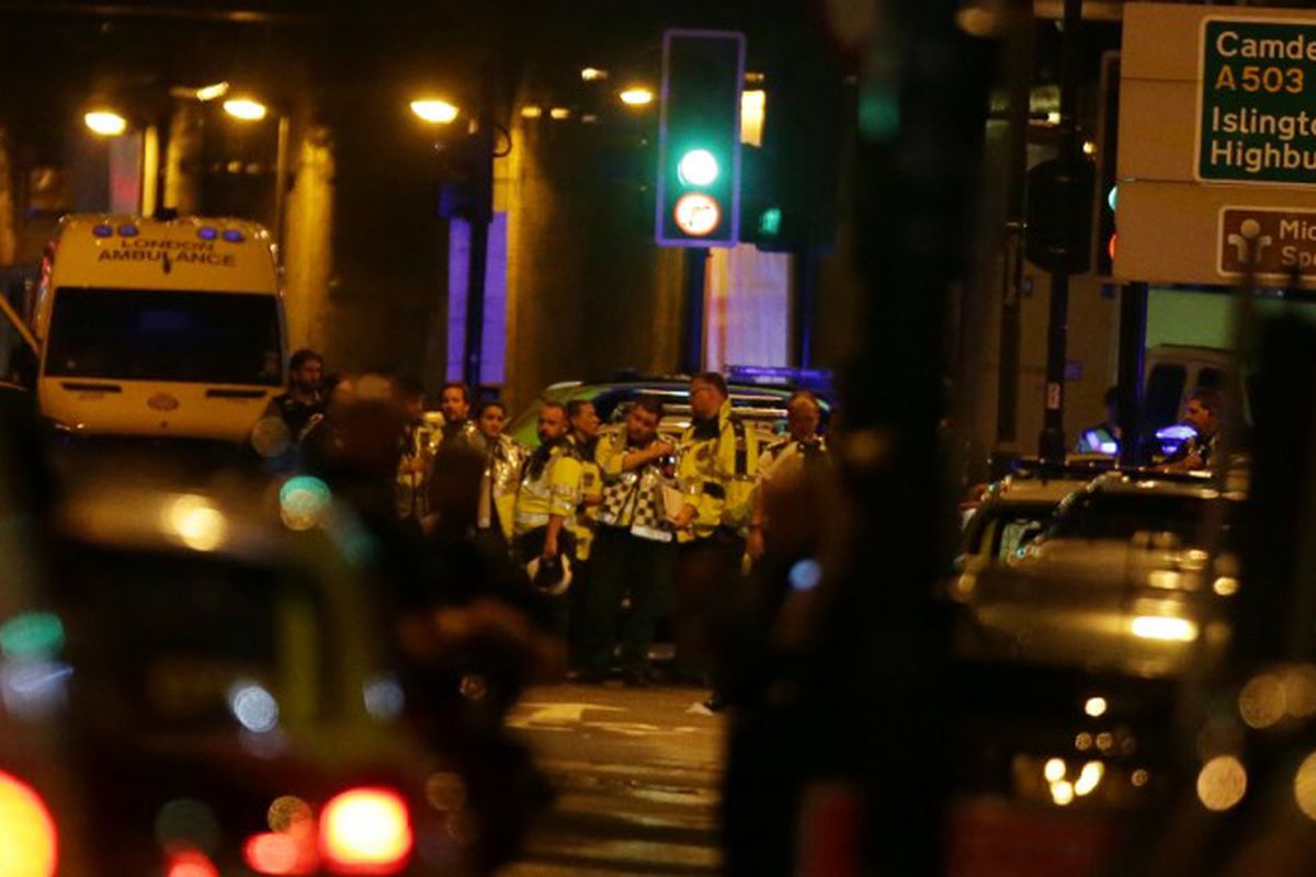 Petugas paramedis sedang menunggu untuk memberikan bantuan terhadap korban dalam serangan bermobil yang terjadi di kawasan Finsbury Park, London Utara, Senin tengah malam (19/6/2017).  