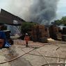 Pabrik Pengolahan Kayu di Gresik Terbakar, Bangunan sampai Ambruk