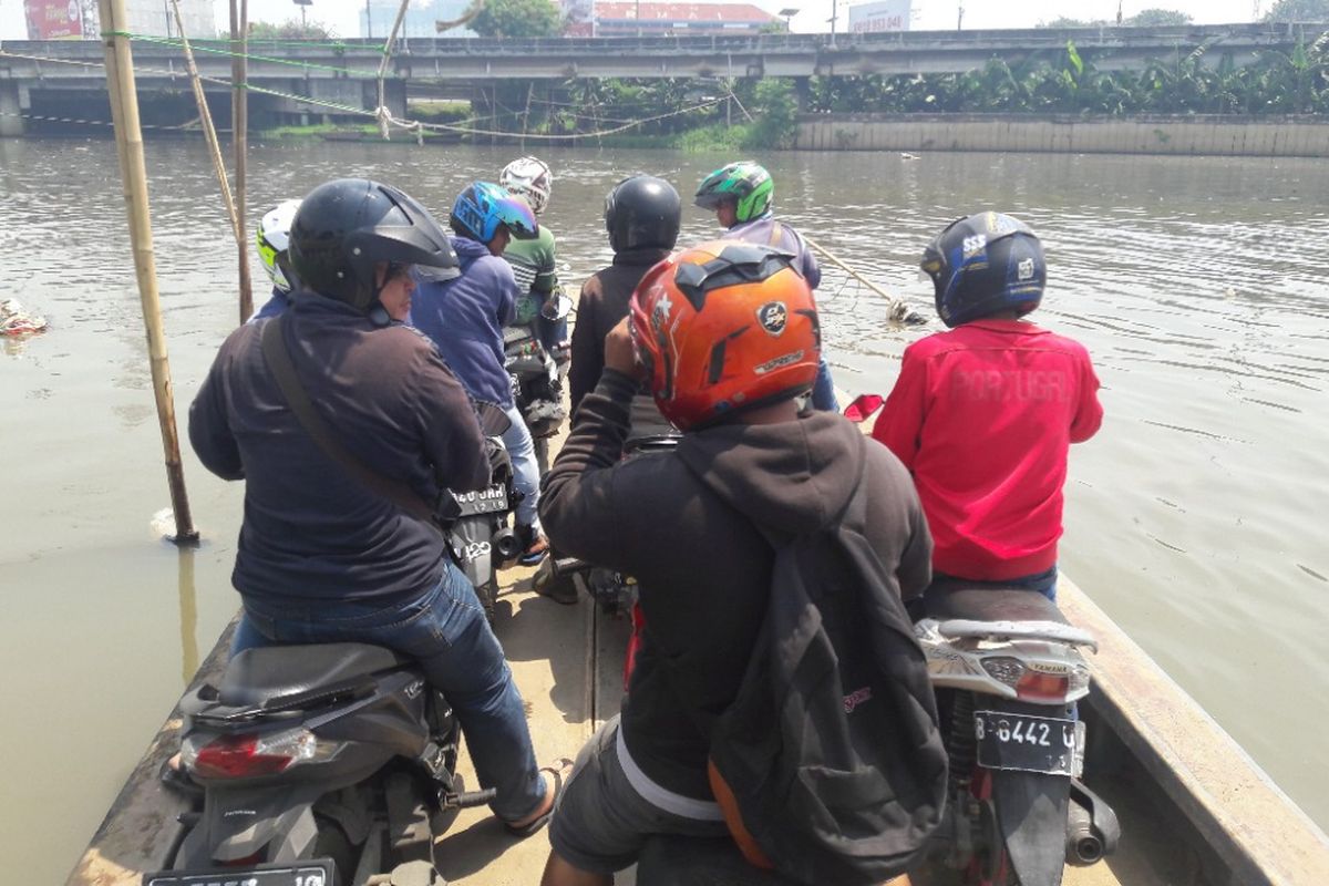 Suasana ketika eretan melaju di Kali Cagak, Muara Karang, Kamis (15/3/2018).