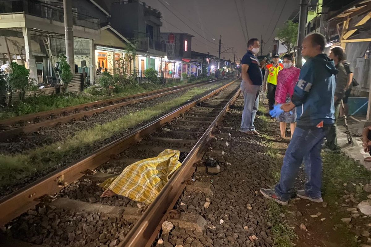 Seorang bocah berinisial D (16) tewas tertabrak kereta api di perlintasan kereta api di kawasan Kampung Peninggaran Timur RT 03 RW 09, Kebayoran Lama Utara, Kebayoran Lama, Jakarta Selatan pada Senin (7/6/2021) pukul 01.30 WIB.