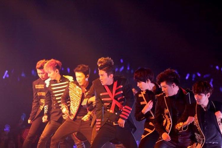 Para personel boyband asal Korea Selatan Super Junior atau SuJu dalam konser Super Show 5 di Mata Elang International Stadium, Ancol, Jakarta Utara, Sabtu (1/6/2013). Konser ini diadakan dua kali, yaitu Sabtu dan Minggu, sekaligus untuk merayakan ulang tahun Elf (penggemar Super Junior) Indonesia. 