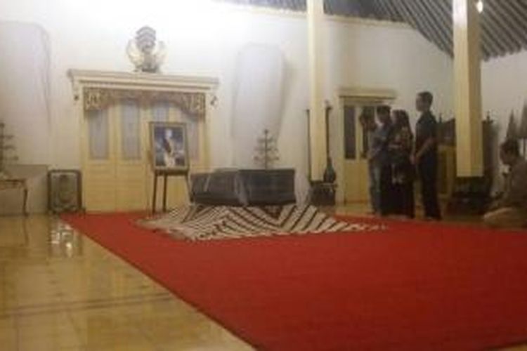 Jenazah Sri Paduka Pakualam IX saat disemayamkan di Bangsal Ndalem Agung Pura Pakualaman