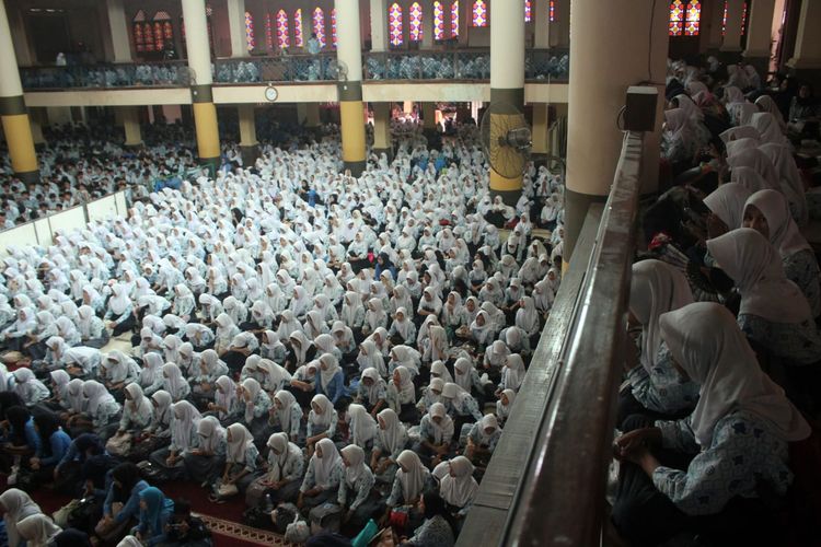 Menjelang Ramadhan, 10.000 siswa Pasundan se-Jawa Barat mengikuti doa bersama untuk negeri di Masjid Raya Bandung, Jumat (8/3/2024).