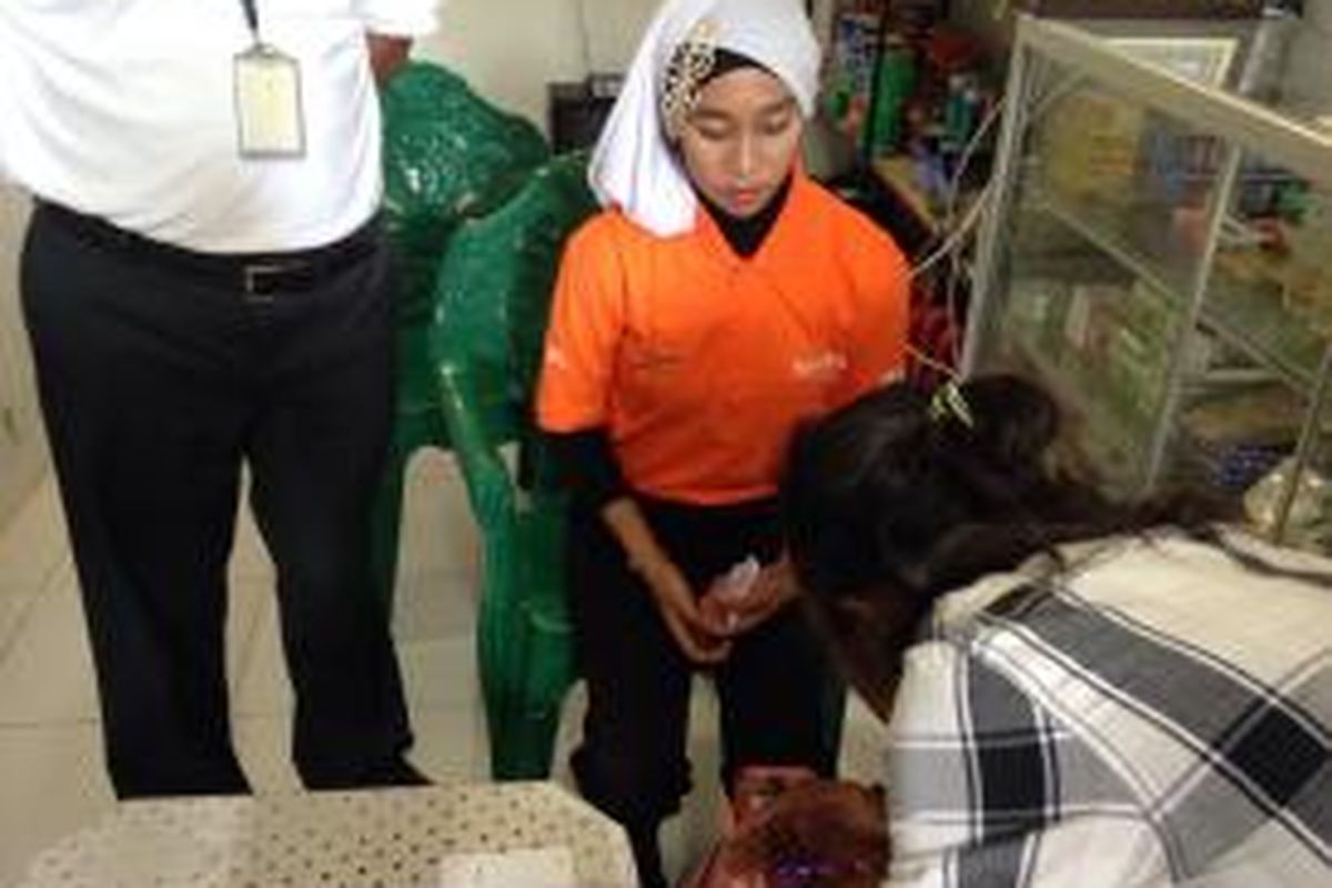 Seorang agen program Laku Pandai atau Layanan Keuangan Tanpa Kantor dalam rangka Keuangan Inklusif melayani nasabah baru di desa Kelurahan Kolo, Kota Bima, Nusa Tenggara Barat, Senin (8/6/2015). 