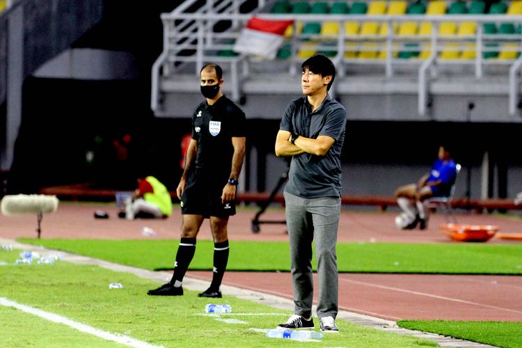 Pelatih Timnas Indonesia Shin Tae-yong memperhatikan pemain saat pertandingan Kualifikasi Piala Asia U20 2023 melawan Timor Leste yang berakhir dengan skor 4-0 di Stadion Gelora Bung Tomo, Surabaya, Rabu (14/9/2022) malam.