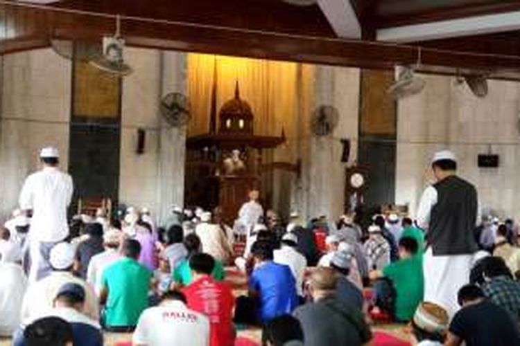 Sejumlah pemain timnas beribadah Shalat Jumat di Masjid Yamee Unmuttageen, Bangkok, Jumat (16/12/2016).
