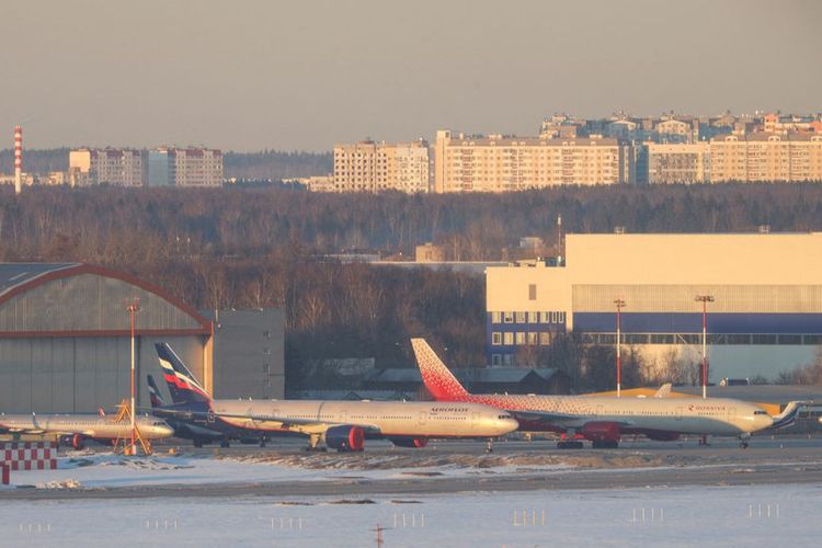 Pesawat penumpang milik maskapai Rusia, termasuk Aeroflot dan Rossiya, diparkir di Bandara Internasional Sheremetyevo di Moskwa, Rusia, Selasa (1/3/2022). Sejumlah pria Rusia dilaporkan memilih pergi ke luar negeri setelah ada kabar adanya wajib militer. 