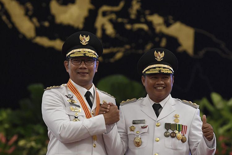 Gubernur Jawa Barat Ridwan Kamil (kiri) bersama Wakil Gubernur Uu Ruzhanul Ulum melakukan salam komando usai pelantikan di Istana Negara, Jakarta, Rabu (5/9/2018). Presiden melantik sembilan gubernur dan wakil gubernur hasil Pilkada Serentak 2018, yaitu Papua, NTT, Jawa Tengah, Sumatera Utara, Bali, Jawa Barat, Kalimantan Barat, Sulawesi Selatan, dan Sulawesi Tenggara.