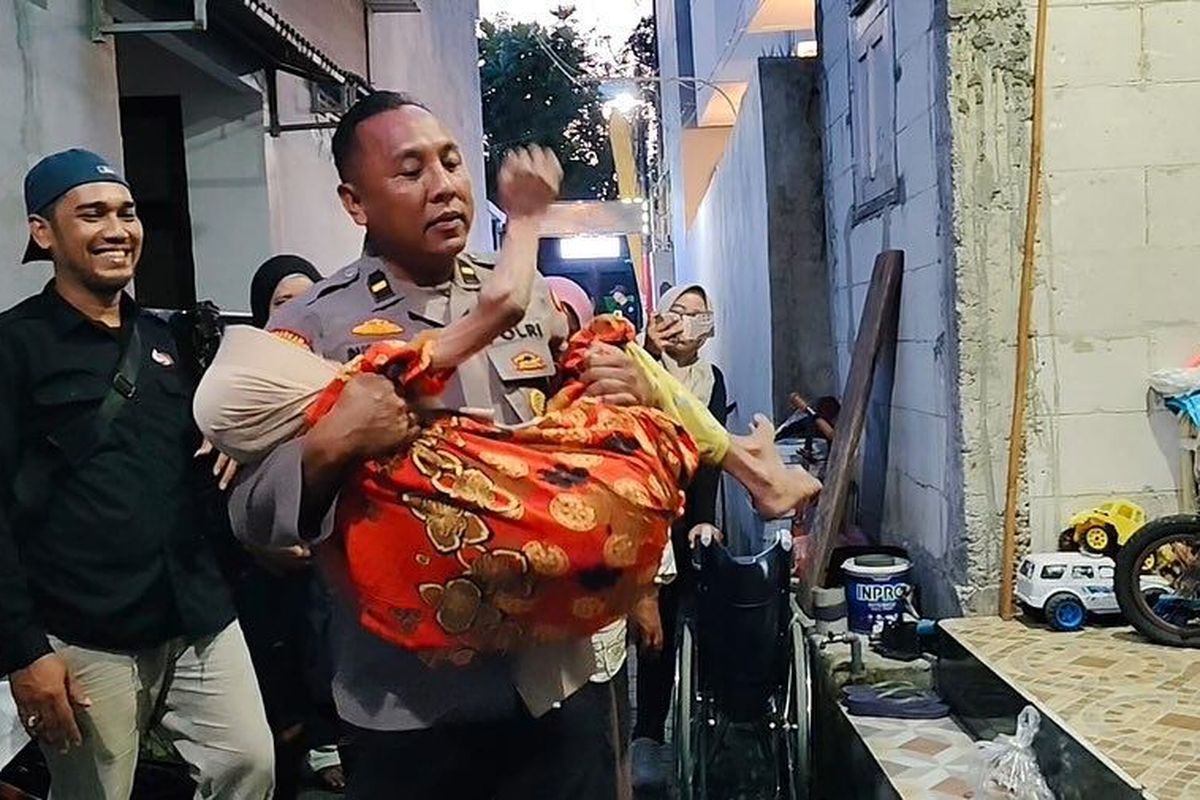 IPDA Purnomo saat mengunjungi rumah Nenek Nasikah di Jalan Mulyorejo Tengah Surabaya, Sabtu (28/6.2025)