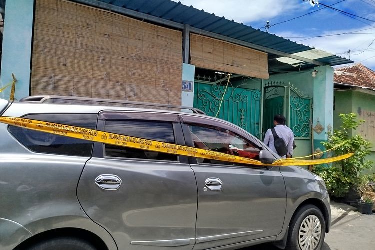 TKP rumah suami bunuh istri di Banyuwangi, Jawa Timur, Senin (20/10/2025).