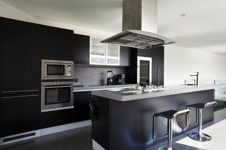 Desain dapur kontemporer warna hitam super stylist karya Francesco Cattaneo & Partners 