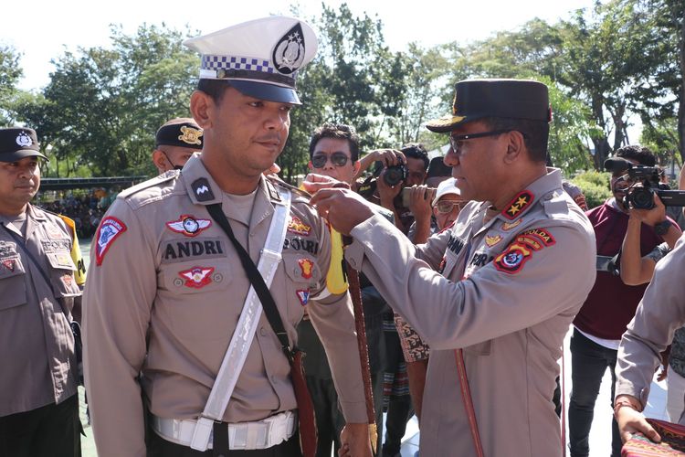 Kapolda NTT Sematkan Ban Lengan Polisi RW di Kota Kupang