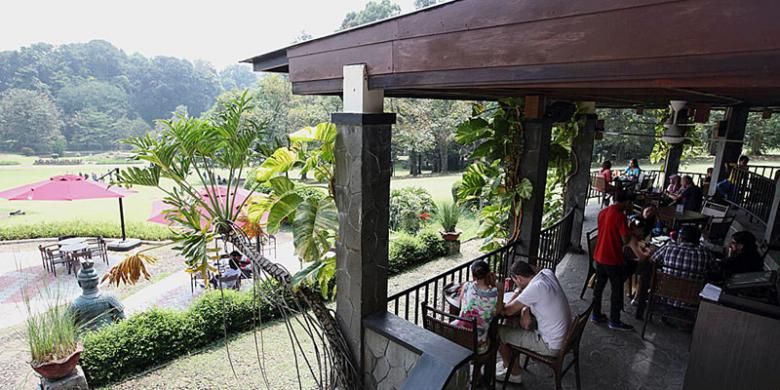 Suasana santap siang di Grand Garden Cafe & Resto di Kebun Raya Bogor, Jawa Barat, Jumat (5/9/2014). 