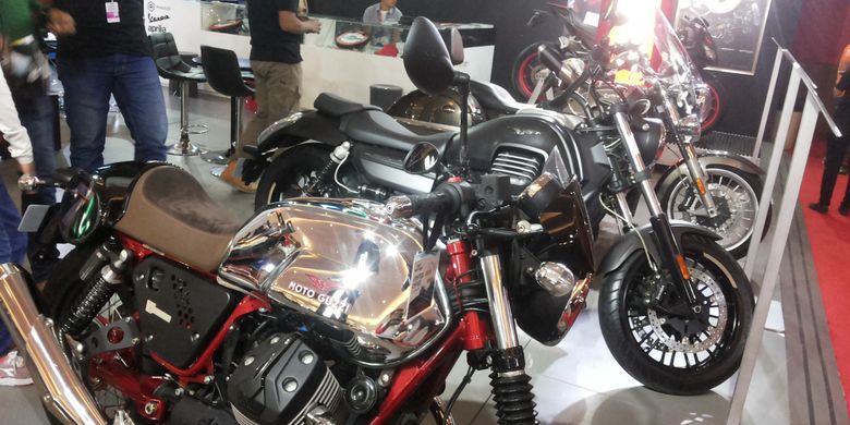 Deretan motor yang dipajang di stan Moto Guzzi pada hari ketiga pameran Indonesia International Motor Show (IIMS) 2018, JIExpo Kemayoran, Jakarta, Sabtu (21/4/2018).