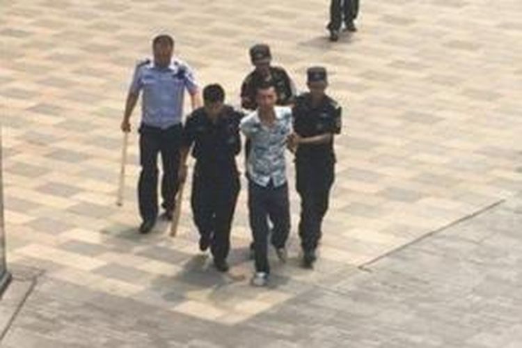 Empat orang anggota kepolisian China menangkap pria bersamurai yang mengamuk di sebuah pusat perbelanjaan di Beijing.