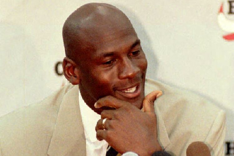 Michael Jordan saat menjawab pertanyaan wartawan dalam jumpa pers 6 Oktober 1993 di Deerfield, IL, kala menyatakan diri pensiun untuk pertama kalinya.  