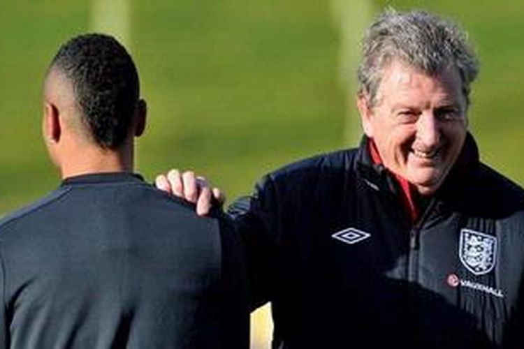 Pelatih timn nasional Inggris, Roy Hodgson (kanan), berbincang-bincang dengan bek Ashley Cole, pada sesi latihan di Burton-upon-Trent, Senin (4/2/2013).