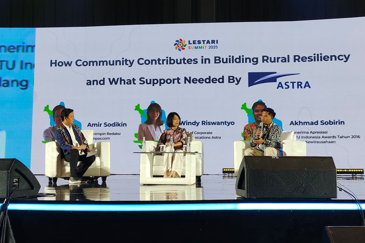 Akhmad Sobirin (kanan) menjelaskan soal program pembinaan petani di Desa Semedo, Banyumas, Jawa Tengah, dalam acara Lestari Summit 2025, Kamis (2/10/2025).   