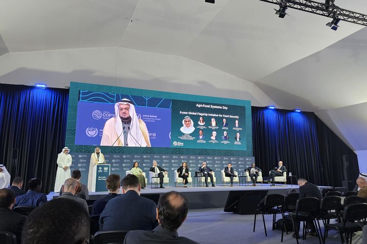 Deputi Menteri Lingkungan Hidup, Kementerian Lingkungan Hidup, Air, dan Pertanian Arab Saudi Osama Faqeeha berpidato dalam Konferensi Para Pihak ke-16 (COP16) Convention to Combat Desertification (UNCCD) Riyadh, Arab Saudi, Kamis (5/12/2024). COP16 Riyadh berlangsung mulai 2-13 Desember 2024.