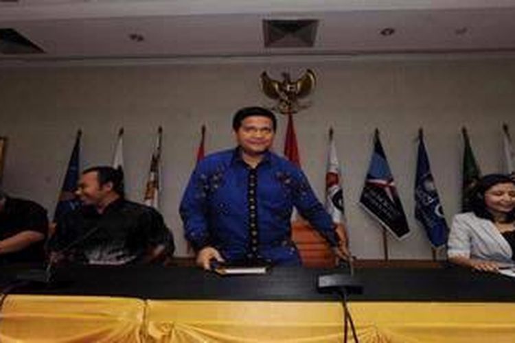 Ketua Komisi Pemilihan umum Husni Kamil Manik (dua dari kanan) didampingi komisioner KPU (kanan ke kiri) Ida Budhiati, Sigit Pamungkas, dan Arief Budiman.