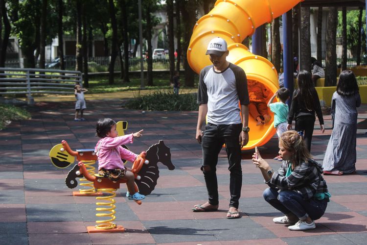 Warga menikmati fasilitas yang berada di Taman Puring, Kebayoran Baru, Jakarta Selatan, Kamis (16/1/2020). Fasilitas yang disediakan pengelola taman antara lain, taman bermain anak, wahana olahraga, dan arena skateboard.