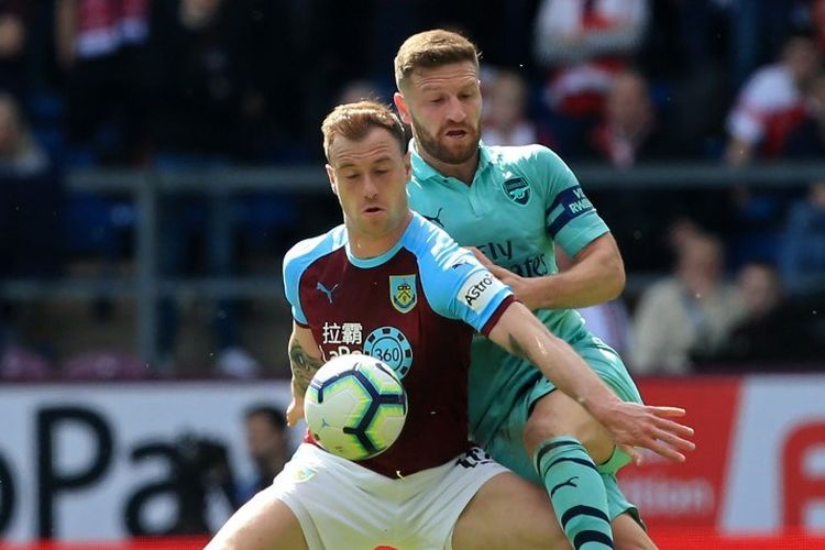 Ashley Barnes menghalang-halangi Shkodran Mustafi pada pertandingan Burnley vs Arsenal di Turf Moor dalam lanjutan Liga Inggris, 12 Mei 2019. 