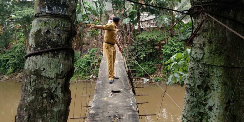 Pegawai Pemprov DKI Jakarta meninjau jembatan gantung di Jalan Gardu, Srengseng Sawah, Jagakarsa, Senin (22/1/2018).