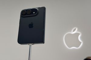 iPhone Duo Resmi Meluncur, HP Lipat Pertama Buatan Apple 
