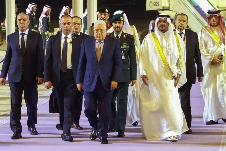 Presiden Palestina Mahmud Abbas (tengah) tiba di Arab Saudi pada Jumat (10/11/2023) untuk menghadiri KTT OKI. 