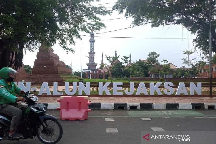 Ilustrasi Alun-Alun Kejaksan di Cirebon, Jawa Barat, yang menjadi salah satu tempat wisata dekat Stasiun Cirebon.