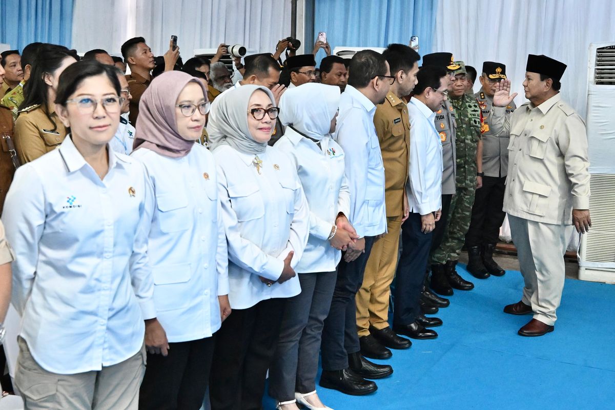 Menteri Pendayagunaan Aparatur Negara dan Reformasi Birokrasi (PANRB) Rini Widyantini saat menghadiri peresmian 166 Sekolah Rakyat (SR) dan peninjauan Sekolah Rakyat Terpadu (SRT) 9 di Banjarbaru, Kalimantan Selatan, Senin (12/1/2026).