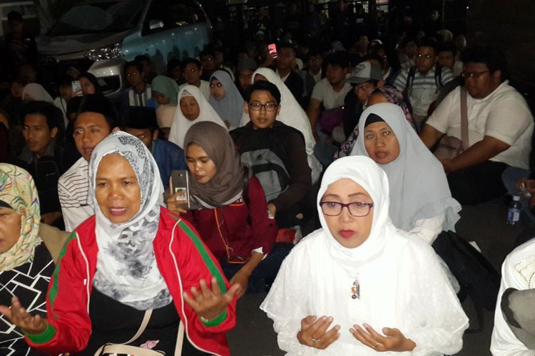 Puluhan warga menggelar istiqasah dan doa bersama serta menyalakan lilin di halaman gedung DPRD Kota Malang, Kamis (6/9/2018) malam menyusul kasus suap yang menyeret 41 anggota DPRD Kota Malang