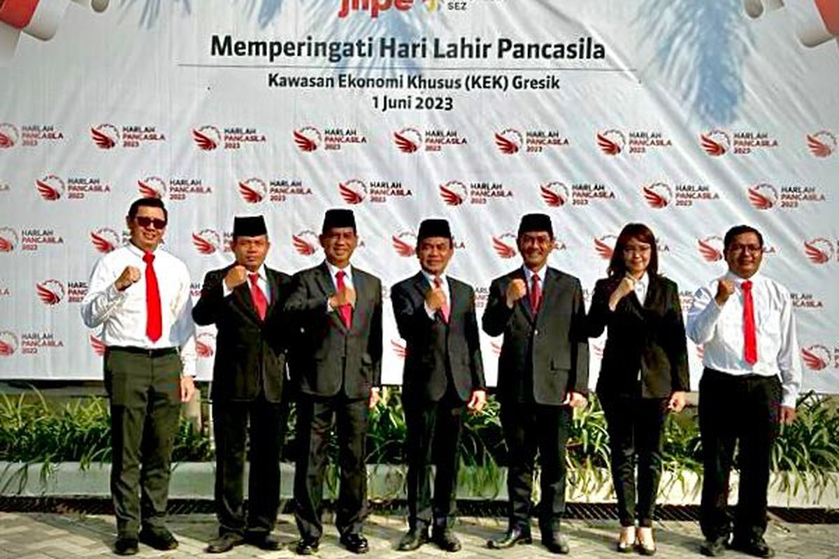 Sekretaris Kementerian Koordinator Bidang Perekonomian sekaligus Pelaksana Tugas (Plt) Sekretaris Jenderal Dewan Nasional KEK Susiwijono Moegiarso saat memimpin Upacara Peringatan Hari Lahir Pancasila di KEK Gresik, Kamis (1/6/2023).
